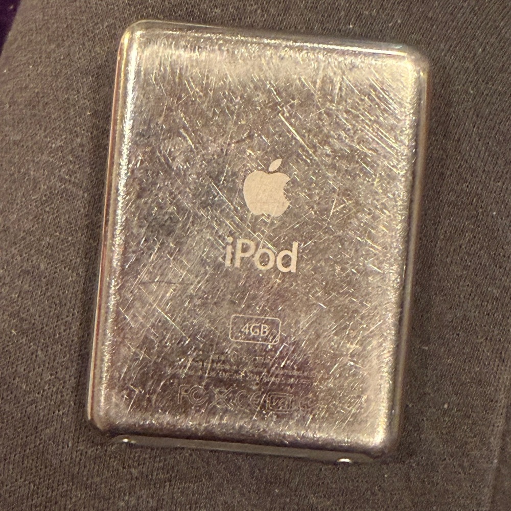 Apple iPod 3rd Generation - Picture 2 of 4